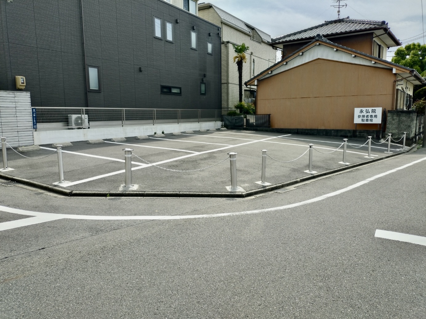 山門前の参拝者専用駐車場